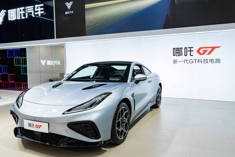 佛山315哪吒汽车在智能汽车领域的表现，领途汽车在新能源汽车市场中的影响力